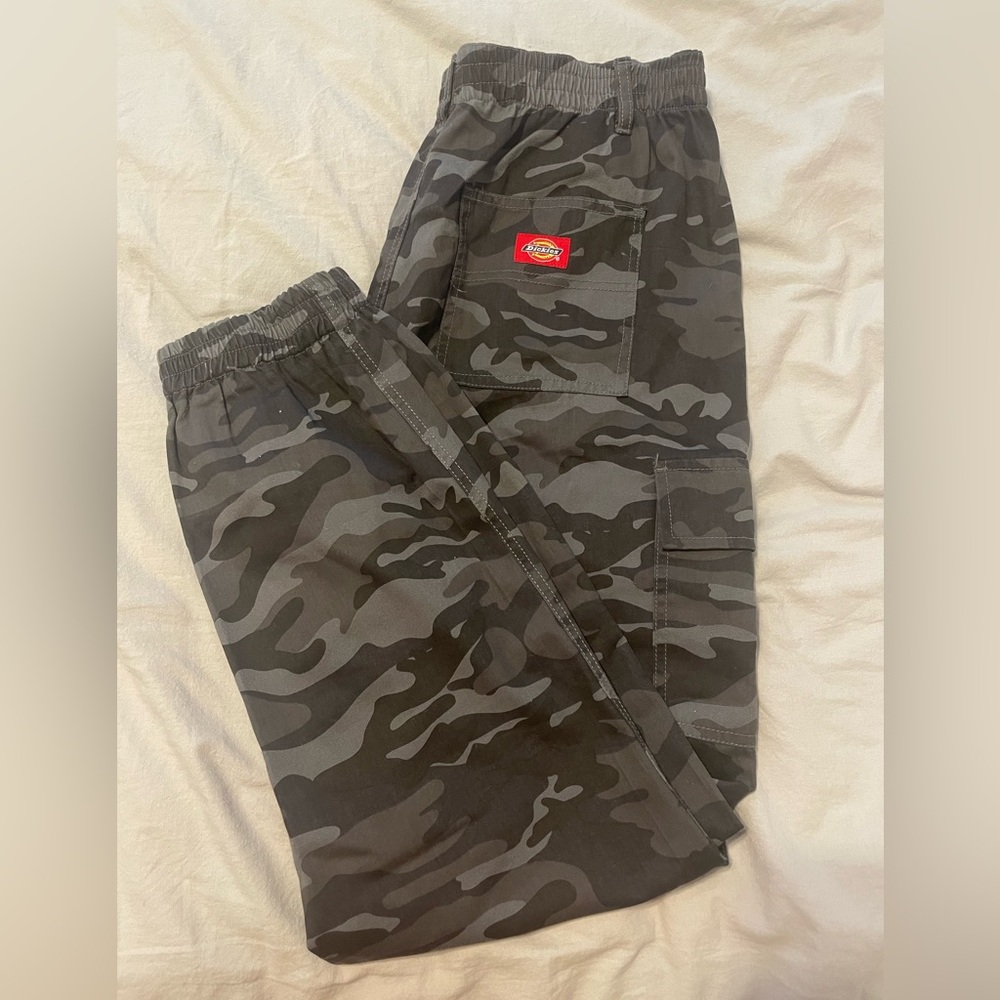 Dickies cotton joggers/cargo pants w/ cinched ankles. 100% cotton. Size L.
